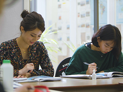 Sprachschülerinnen beim Englischlernen an der LSI Sprachschule in Berkeley