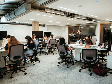 Sprachkurs an der St. Giles Sprachschule London in modernem Klassenraum.