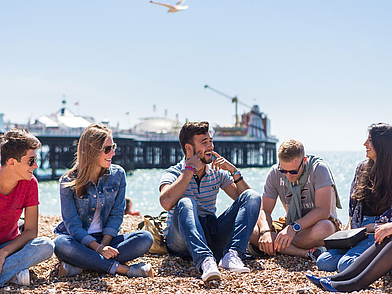 Junge Erwachsene bei einer Englisch Sprachreise in Brighton am Strand
