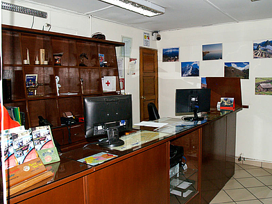 Mitarbeiterin der Sprachschule Maximo Nivel am Empfangsbereich