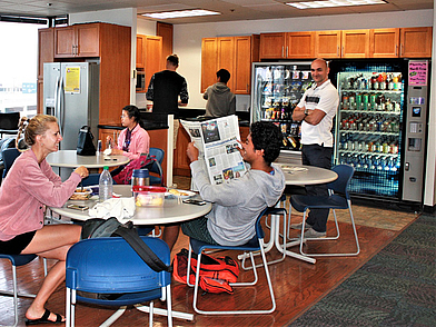 Sprachschüler in der Cafeteria der Sprachschule – Pause und Gespräche während der Sprachreise Honolulu