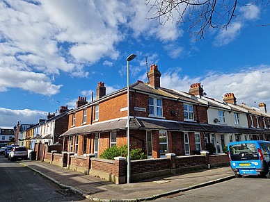 Außenansicht des Student House in Eastbourne in typischer Wohnstraße für Teilnehmer einer Englisch Sprachreise in England.
