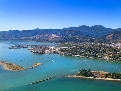 Panorama von Nelson in Neuseeland mit Hafen, Küstenlinie und Bergen im Hintergrund – ideale Lage für eine Sprachreise mit Natur und Stadtleben.