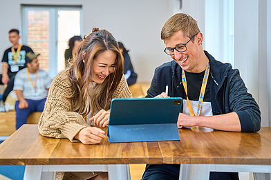 Digitales Lernen mit Tablet in der Sprachschule, perfekt für einen modernen und praxisnahen Englisch Sprachkurs