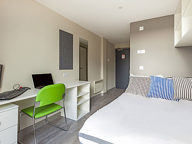 Modernes Einzelzimmer im Studentenwohnheim Beech House in Oxford mit Schreibtisch für deine Sprachreise Englisch lernen in England