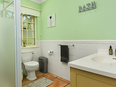 Modernes Badezimmer der Unterkunft mit Dusche und Fenster