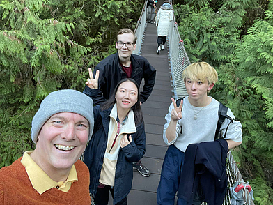 Ausflug während deiner Sprachreise in Vancouver Spaziergang über eine Hängebrücke im Regenwald von Kanada