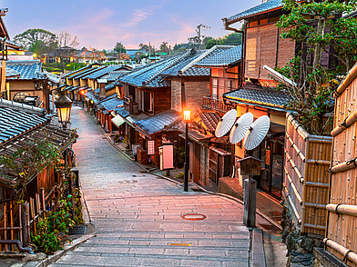 Traditionelle Gasse in Kyoto bei Abendlicht als stimmungsvolle Kulisse für eine Japan Sprachreise