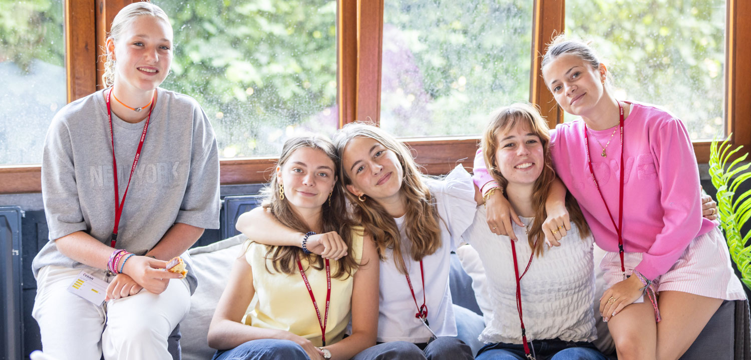 Internationale Sprachschülerinnen im Aufenthaltsraum der CERAN Sprachschule Ferrières – Sprachcamp für Jugendliche in Belgien