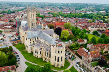 Luftaufnahme von Canterbury mit Kathedrale, perfekt für deine Englisch Sprachreise in einer traditionsreichen Stadt