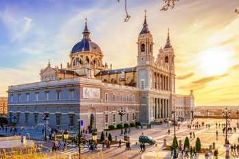 Kathedrale Almudena in Madrid bei Sonnenuntergang Sehenswürdigkeit während deiner Sprachreise Spanisch lernen in Spanien